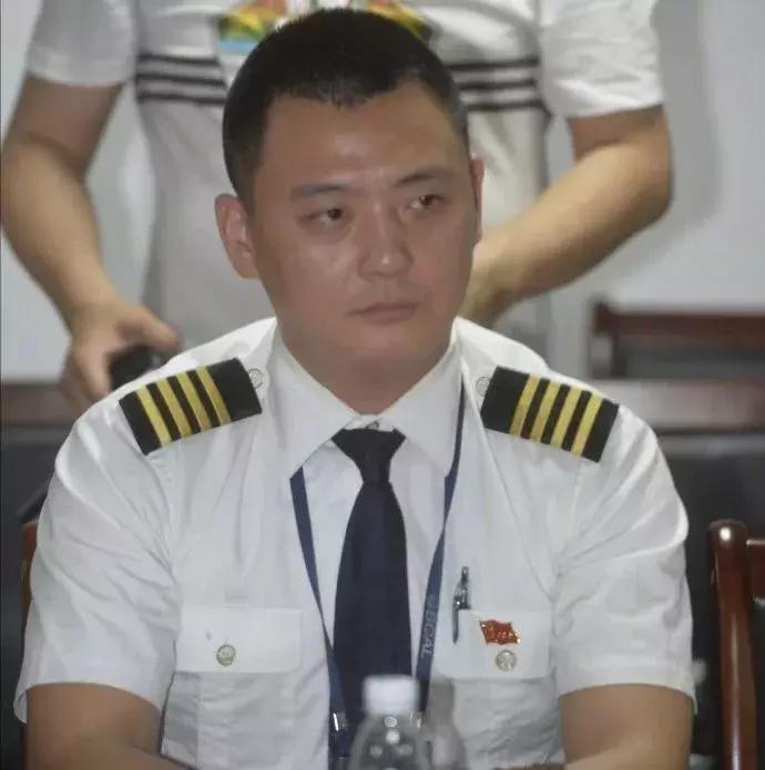 英雄机长9000米高空零下15度,英雄机长3000英尺迫降