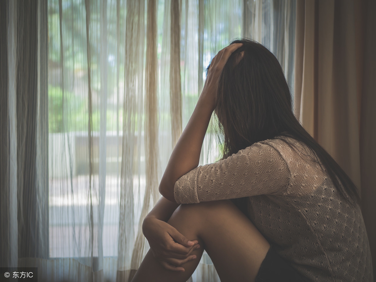 夜晚喝醉被朋友送回家，却无意中看到了男友的秘密