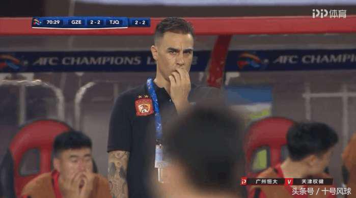 郜林踢球被解说,郜林脚后跟射门里皮