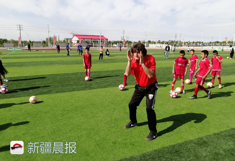u13青少年篮球训练营,u11足球青训守门员训练