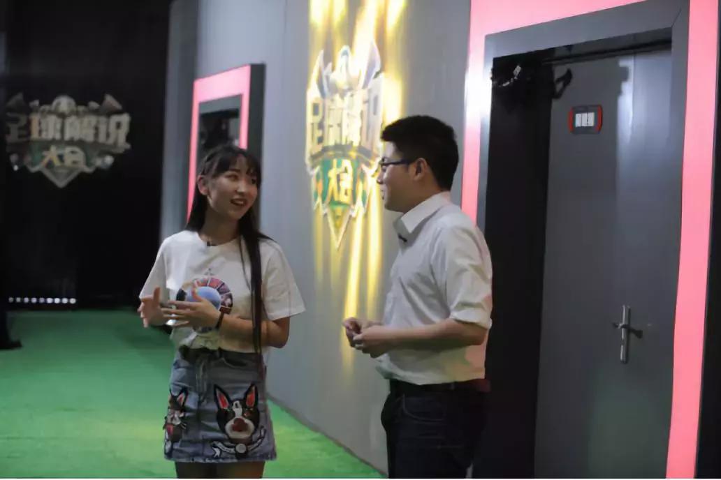 扒门缝、碎碎念、神分析这样的导师《足球解说大会》让你看个够