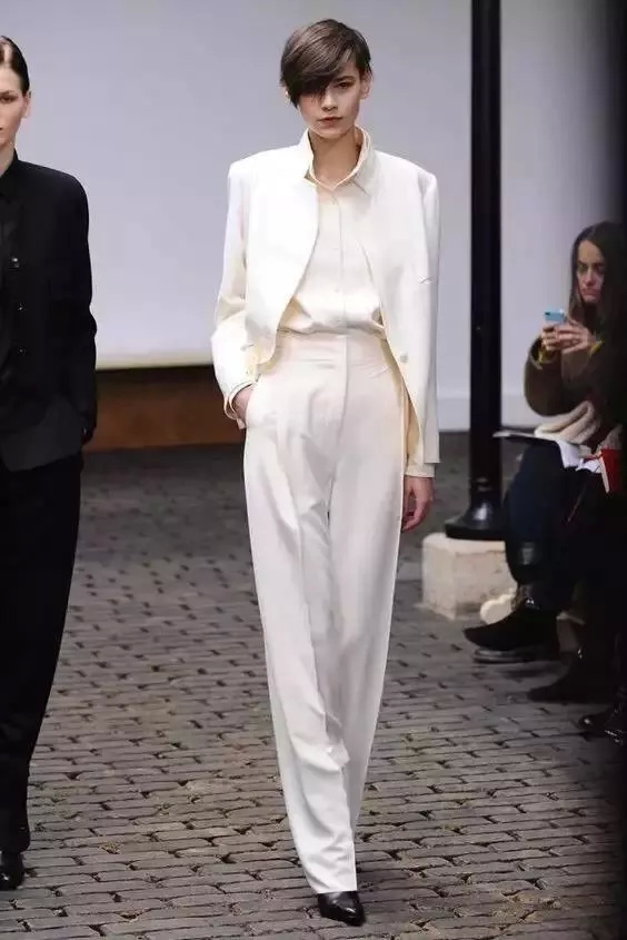 这个春夏时髦精都在穿这三种元素,夏日穿搭胖胖的中性风裤子