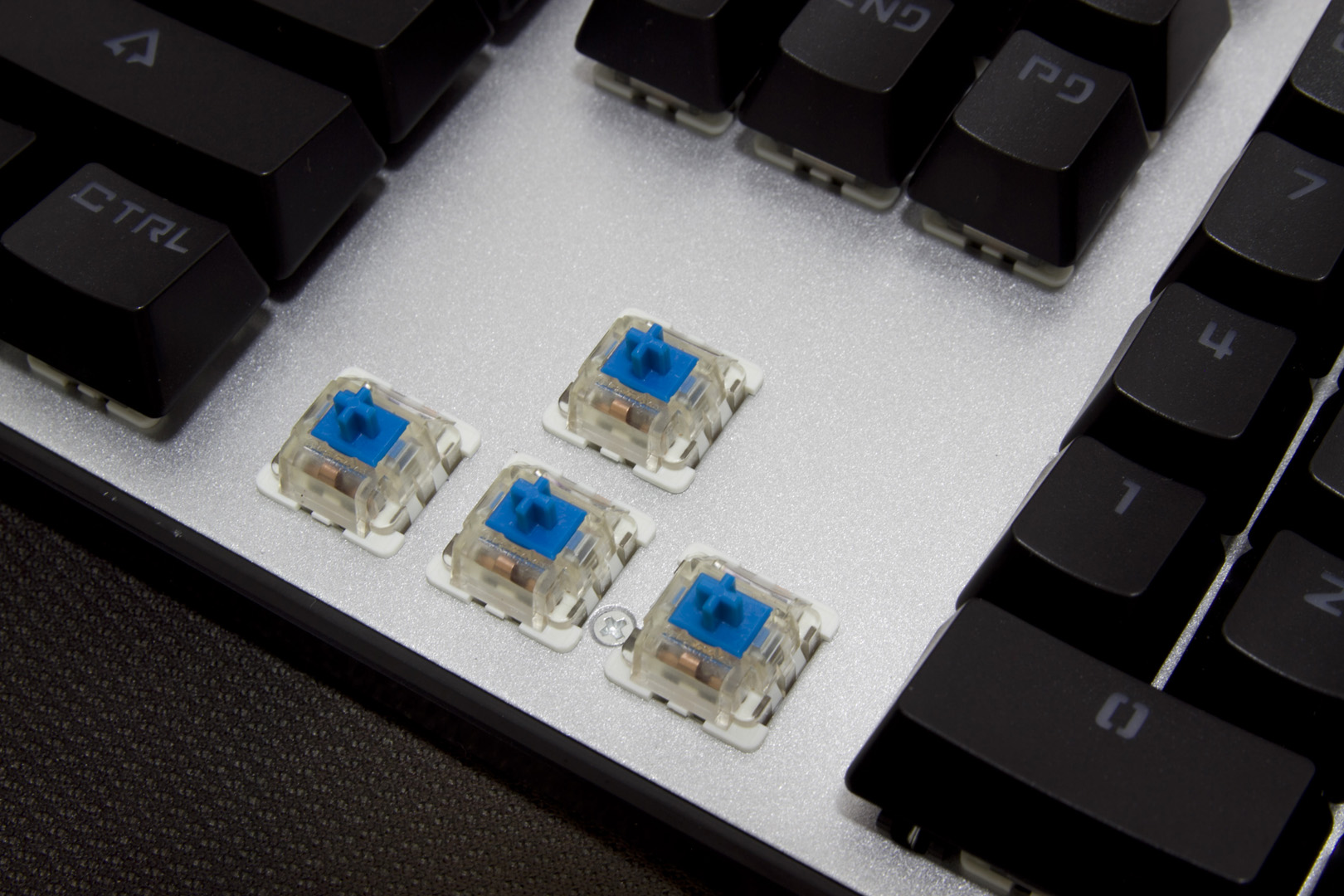 百元以内吃鸡神器推荐,灵逸黑寡妇键盘是什么轴