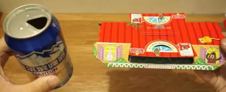 我竟然给蟑螂买了一套房子并请它喝了一罐哈尔滨？