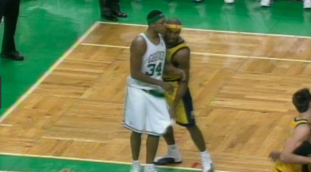 球场咸猪手!科比爱偷桃阿泰脱裤子,小托马斯袭胸女裁判!