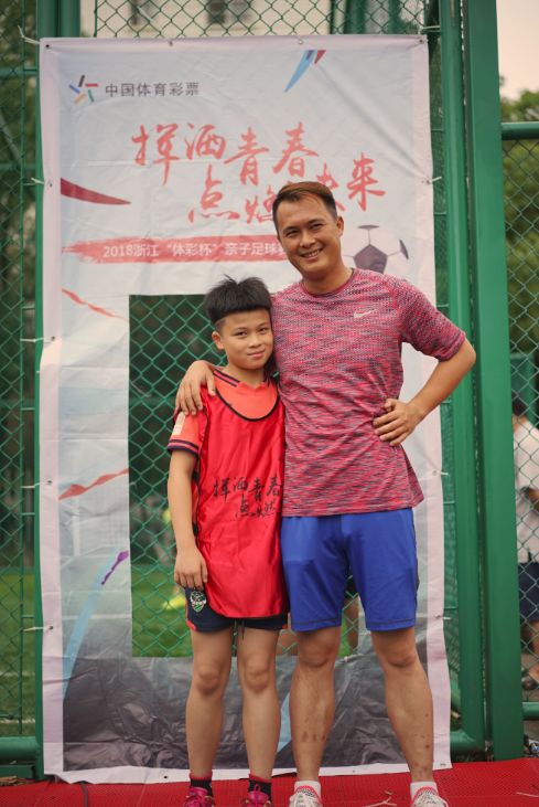 足球场上令人羡慕的情侣,足球场上父子温情一刻