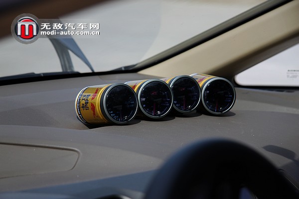 这个聚会里面没有一辆合法的车！