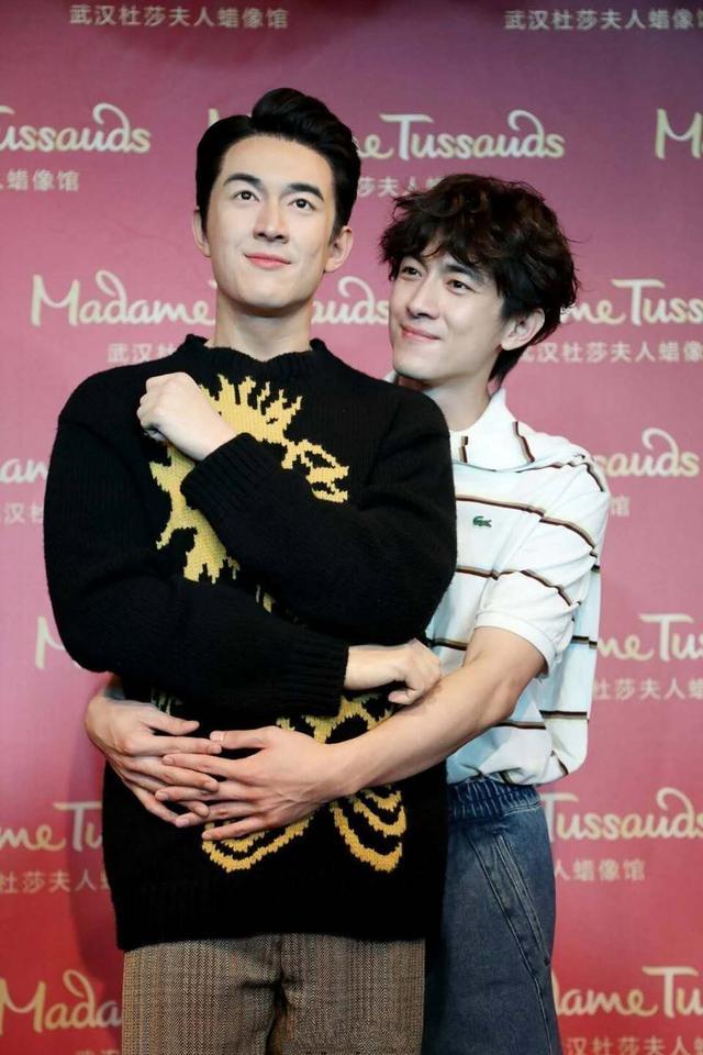 李宇春蜡像首展亮相,蜡像丑的女星