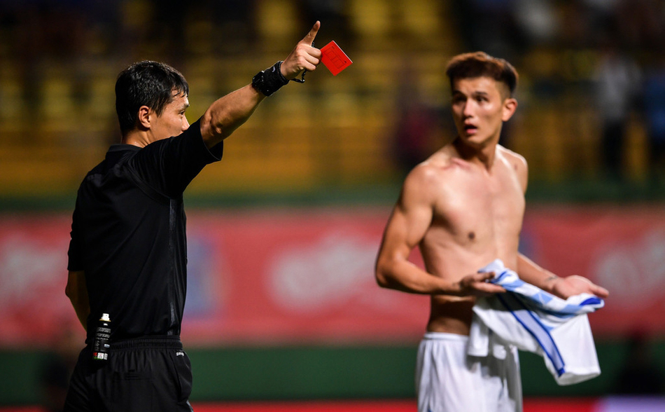 肖智为什么是红牌,肖智庆祝红牌