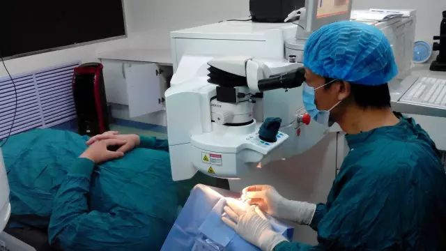 外伤眼睛肿了热敷还是冷敷好,眼睛上火肿了用冷敷还是热敷