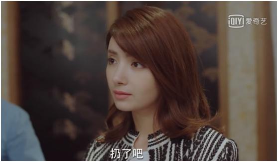 美过娜扎，仙过热巴！《泡沫之夏》里的她才是混血look的鼻祖啊