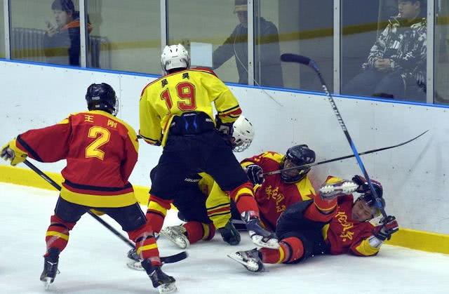 冰球规则允不允许打架,冰球比赛真的允许打架吗