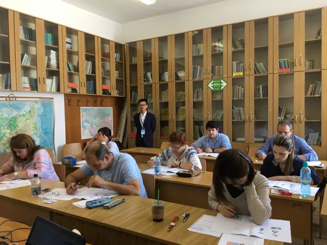 看到这么“社会”的中文教材，歪果仁直接跪了