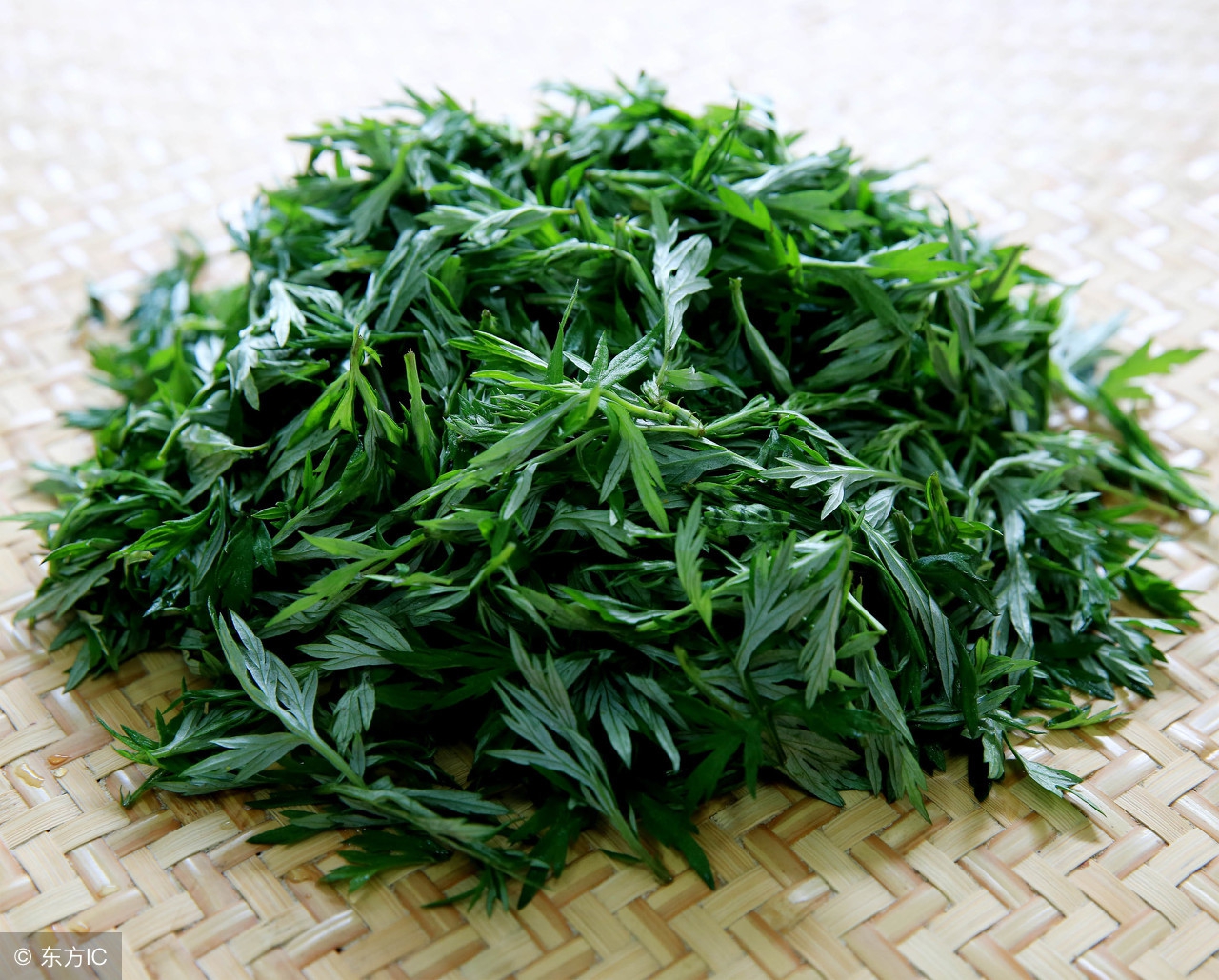 艾草姜水洗澡的功效与作用禁忌,艾草红糖生姜煮水喝有什么功效