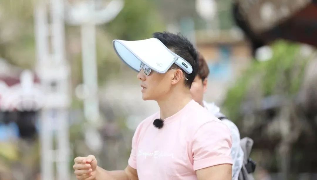 陈小春带应采儿上节目,陈小春和应采儿爸爸去哪儿秀恩爱