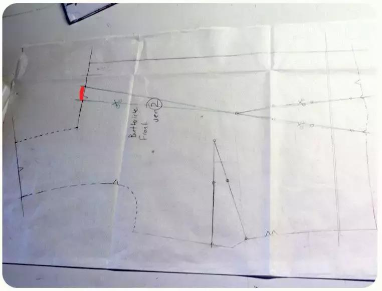 毛衣领口不服帖老是堆一层怎么做,花边方领连衣裙领口不服帖怎么办