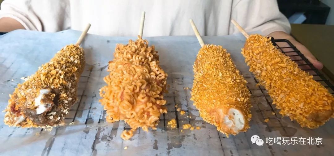 韩国小哥吃芝士热狗,韩国街头芝士热狗