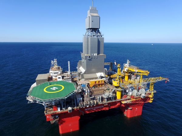 海上的石油钻井平台是怎么固定的，台风来了怎么办？