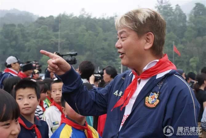 穿越地震带之什邡日记：地震周年谭咏麟黄日华众明星到蓥华小学