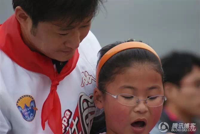 穿越地震带之什邡日记：地震周年谭咏麟黄日华众明星到蓥华小学