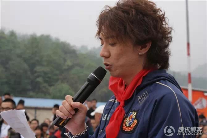 穿越地震带之什邡日记：地震周年谭咏麟黄日华众明星到蓥华小学