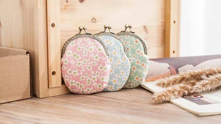 穿红色旗袍配什么包包最合适,自己制作旗袍搭配的包包