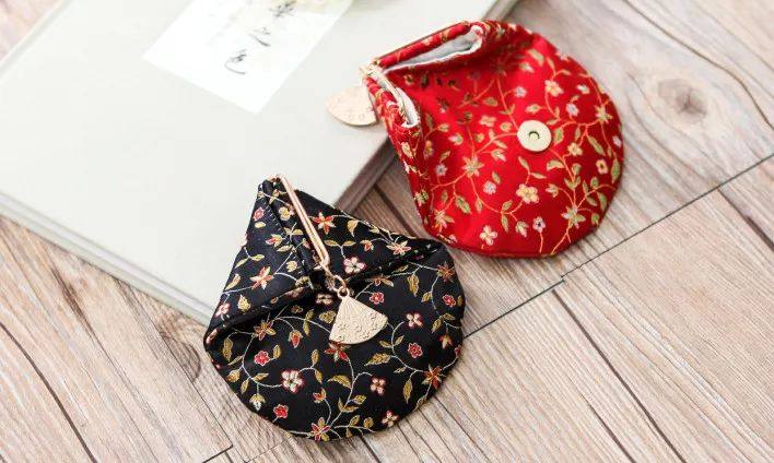 穿红色旗袍配什么包包最合适,自己制作旗袍搭配的包包