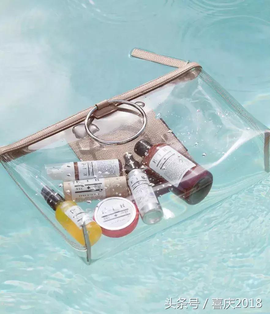 玫红色包包配什么颜色衣服好看,雾霾蓝包包配什么颜色衣服好看