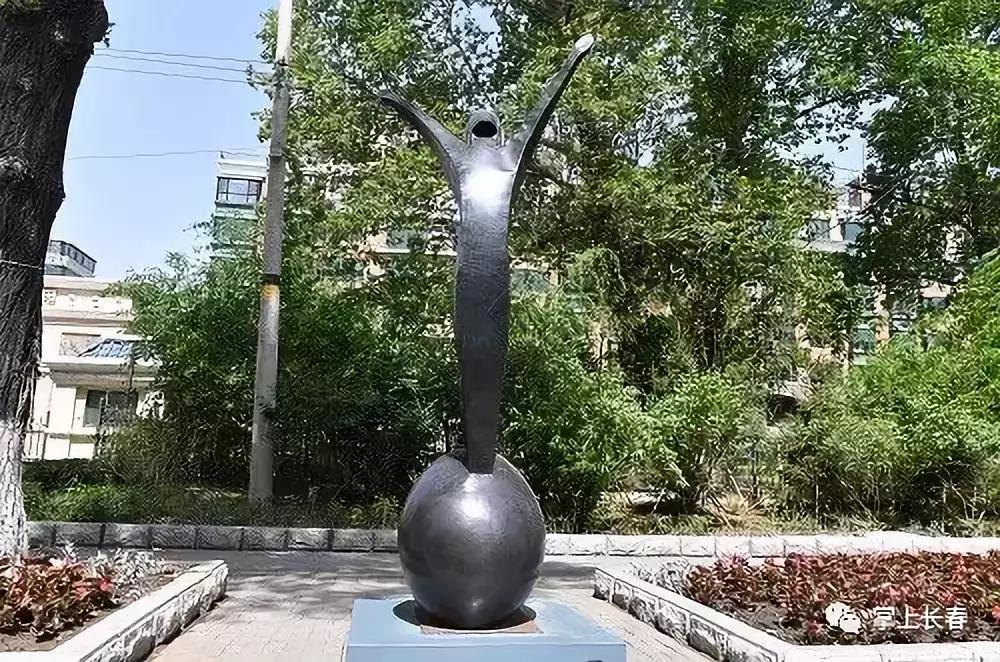 21组精美雕塑沿着长马赛道铺开，告诉我你看到了谁，我就知道你跑到了哪儿