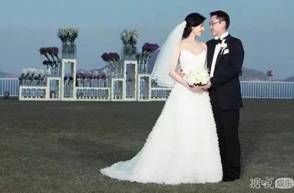 带有足球场的别墅,足球场别墅效果图