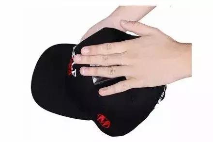 想要帽子戴的帅,清洁必须得跟上