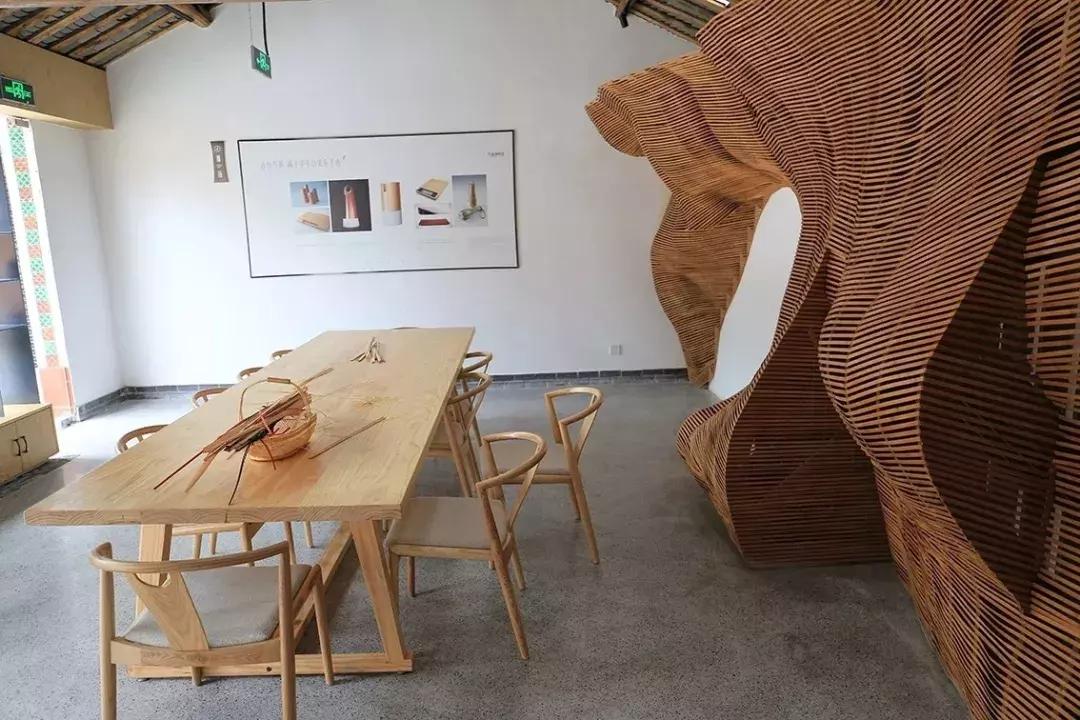 我去了成都向西50里的桃源村，朋友问我是不是去了日本？