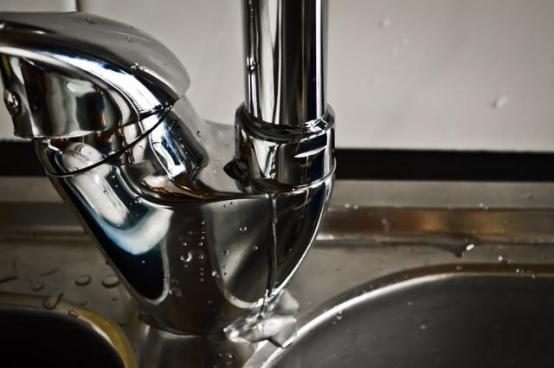 厨房水槽漏水用什么胶水补漏,厨房水槽漏水找谁维修