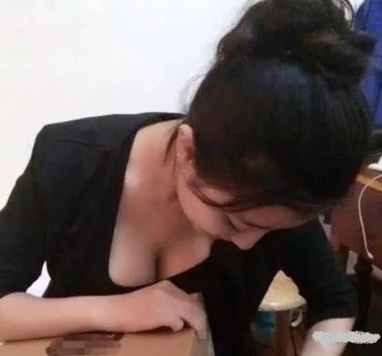 搞笑gif：公司搞活动，集体换裤袜比赛妹子们看起来不是很高兴啊