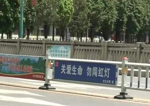 公益广告成风景文明旋律遍街头,居民社区公共场合公益广告