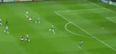 守门员都带好三级头吧，看看这些年C罗不需要八倍镜就射伤的球迷