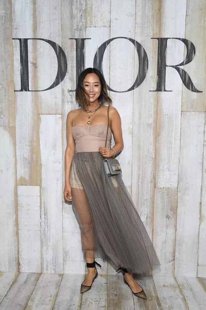 杨采钰迪奥马鞍包,杨采钰出席活动红裙惊艳十足