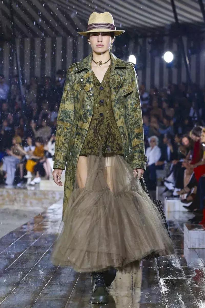 杨采钰迪奥马鞍包,杨采钰出席活动红裙惊艳十足