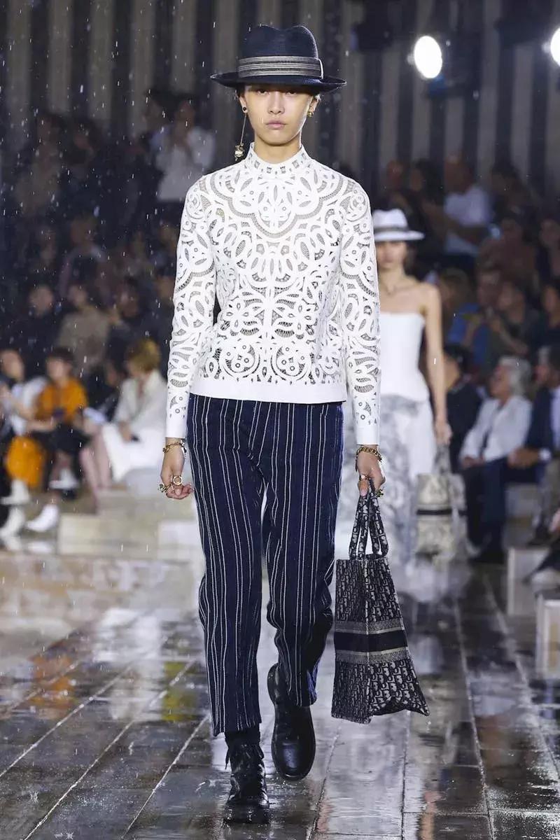 杨采钰迪奥马鞍包,杨采钰出席活动红裙惊艳十足