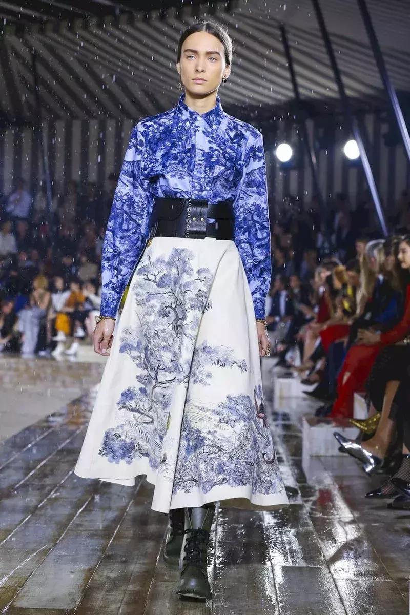 杨采钰迪奥马鞍包,杨采钰出席活动红裙惊艳十足