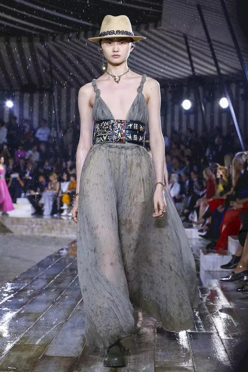 杨采钰迪奥马鞍包,杨采钰出席活动红裙惊艳十足