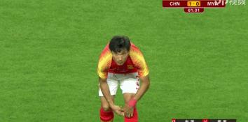 国足赢球输人，王燊超偷戴项链上头条！里皮还盛赞：国足最拼球员