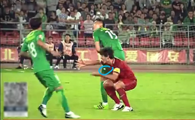 国足赢球输人，王燊超偷戴项链上头条！里皮还盛赞：国足最拼球员