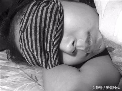 小女孩睡觉嘴巴被胶布粘住,女孩睡觉嘴上贴胶布