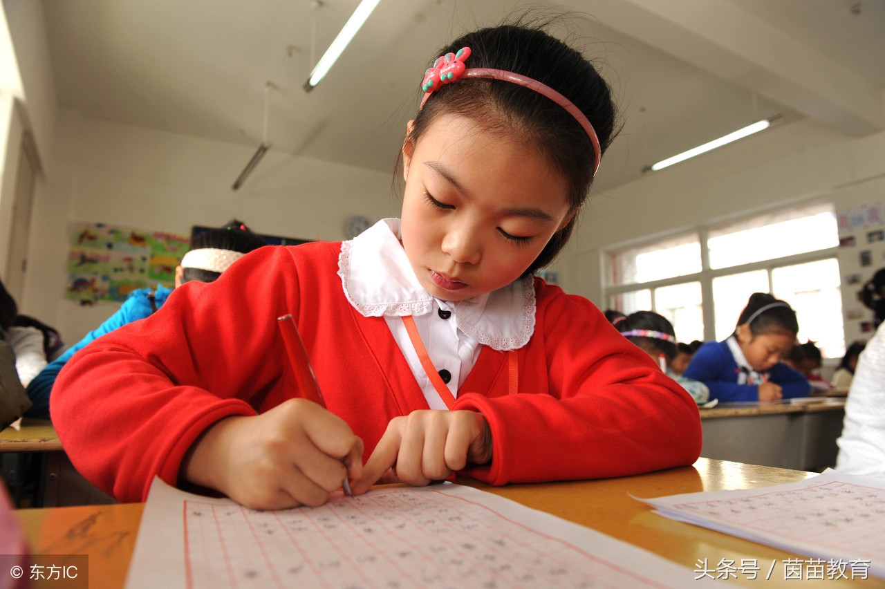 如何用一个词写一段话,怎么用指定的四字词语写一段话