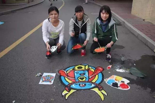 30所职校为井盖“整容”，以画会友，你的学校技术如何？