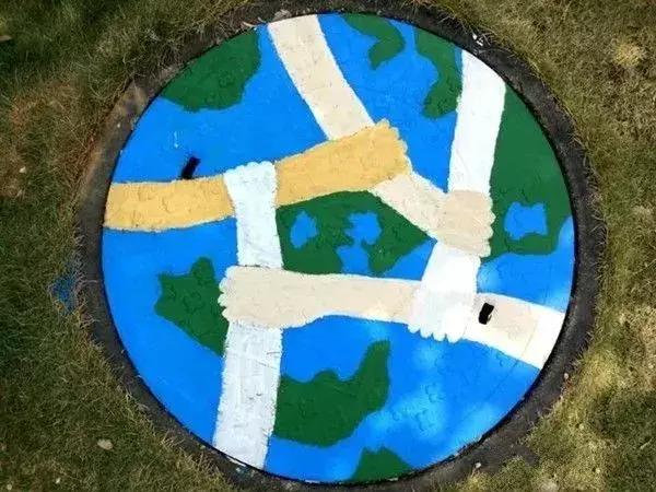 30所职校为井盖“整容”，以画会友，你的学校技术如何？