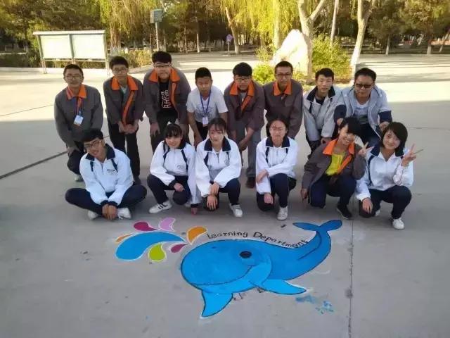 30所职校为井盖“整容”，以画会友，你的学校技术如何？