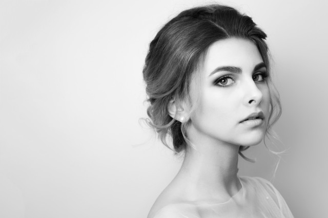 如何自己染亚麻奶茶色头发,全黑发怎么染烟熏青灰色头发