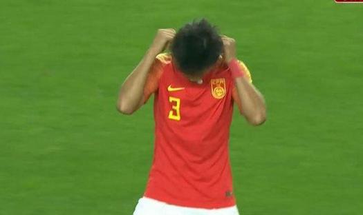 国足戴项链的球员,国足队员上场戴项链